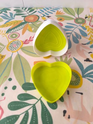 Molde con forma corazón para hacer hamburguesas.