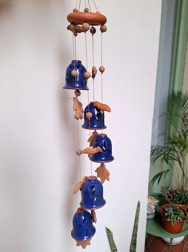 Móvel de vento em cerâmica azul