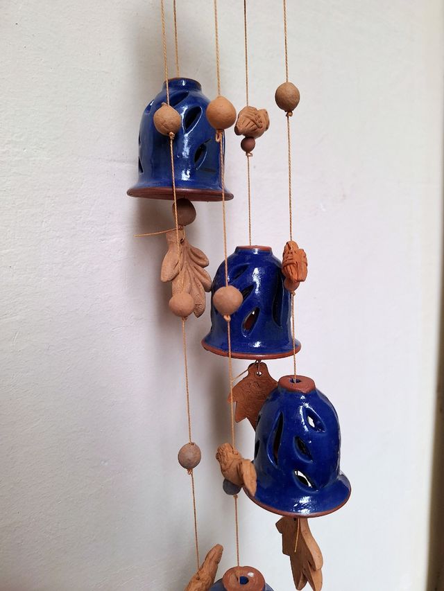 Móvel de vento em cerâmica azul