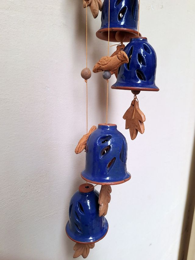 Móvel de vento em cerâmica azul