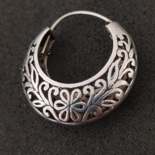 Pendiente de Plata con un diseño floral