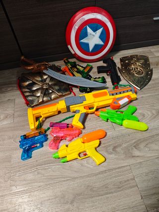 Lote de juguetes: Escudos, espadas, pistolas