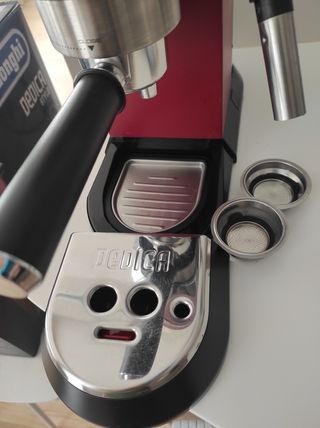 Cafetera Delonghi roja