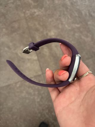 Reloj deportivo morado nuevo