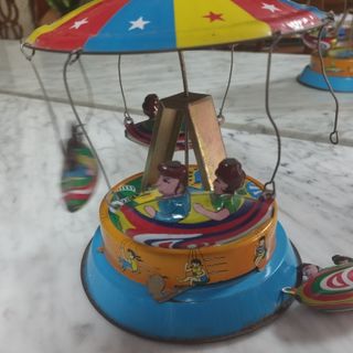 Carrusel antiguo de hojalata