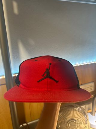 Gorra Jordan roja y negra
