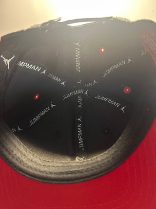 Gorra Jordan roja y negra