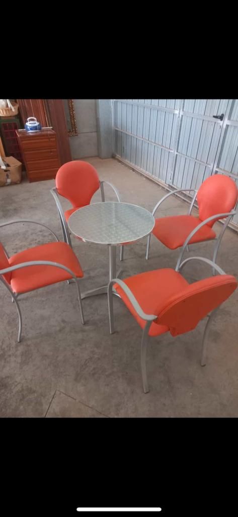 50 Sillas rojas y plateadas