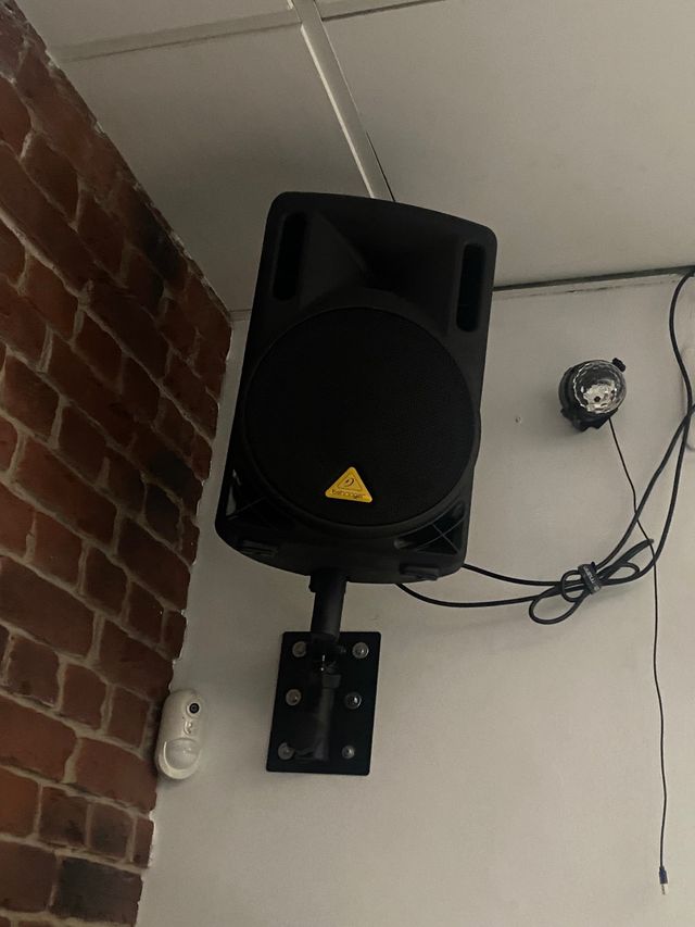 Altavoz Behringer negro