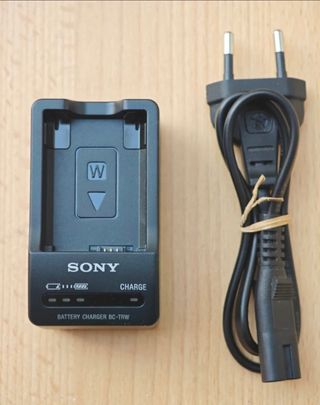 Cargador Sony BC-TRW 
Para baterías Sony NP-FW50 
