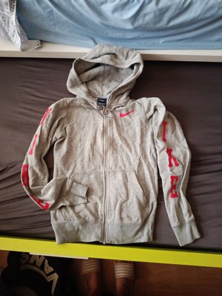 Chaqueta Nike gris con capucha