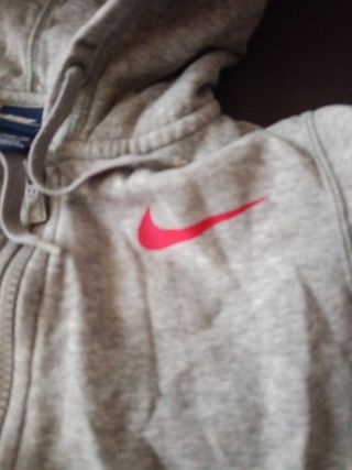 Chaqueta Nike gris con capucha