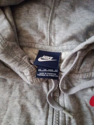 Chaqueta Nike gris con capucha