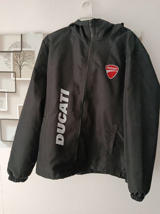 Chaqueta Ducati negra con capucha talla M
