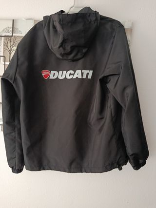 Chaqueta Ducati negra con capucha talla M
