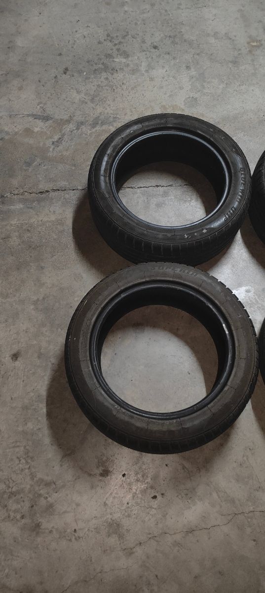 Se vende lote de goma de la marca superia bluewin.