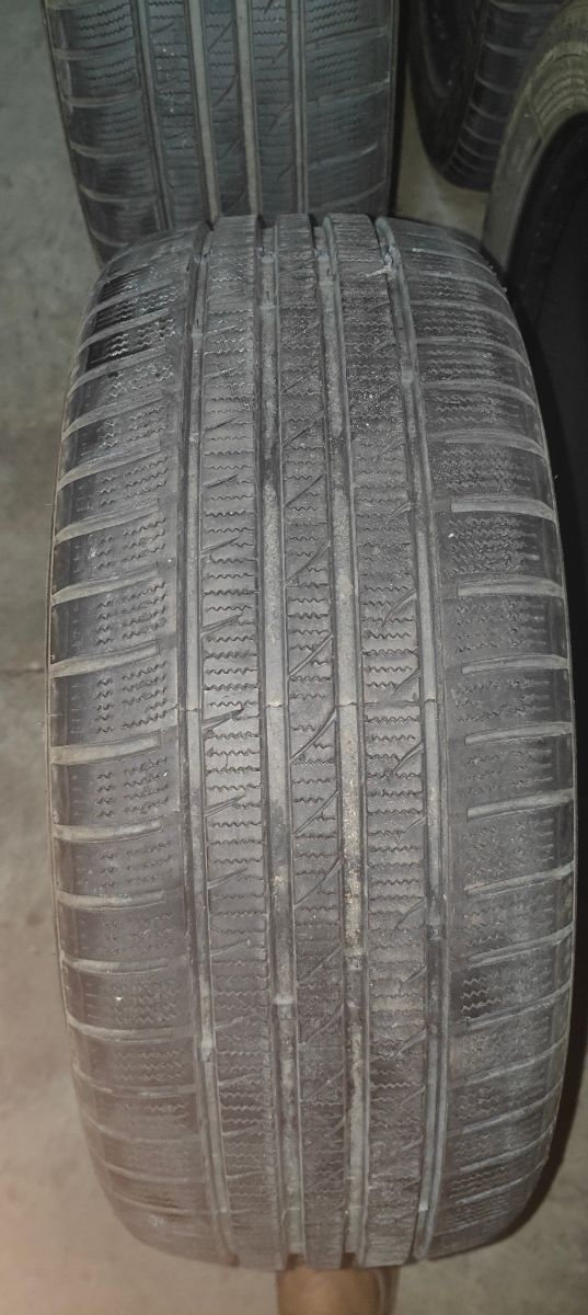 Se vende lote de goma de la marca superia bluewin.