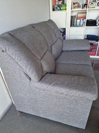 Sofá 2 plazas gris - Cómodo respaldo casi nuevo.