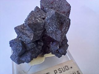 Hematita pseudo-magnetita, cristales