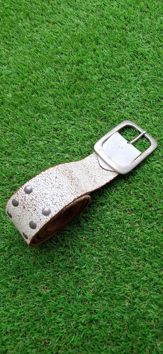 Cinturón blanco con tachuelas