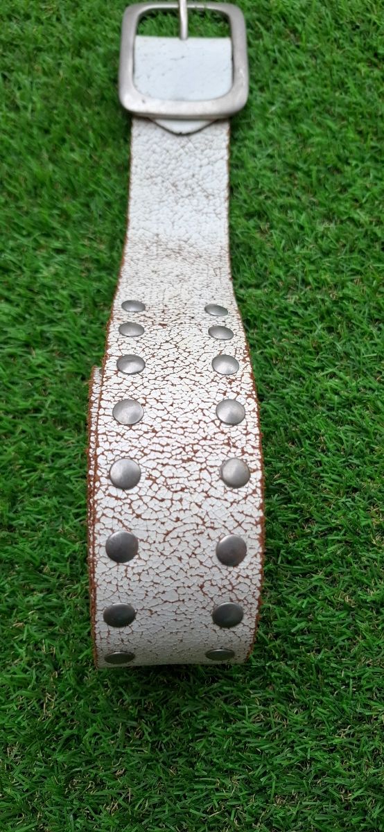 Cinturón blanco con tachuelas