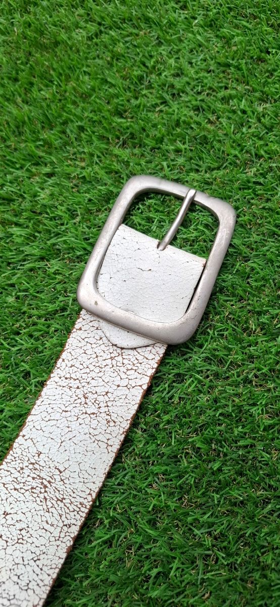 Cinturón blanco con tachuelas