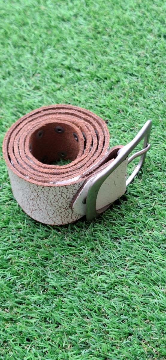 Cinturón blanco con tachuelas