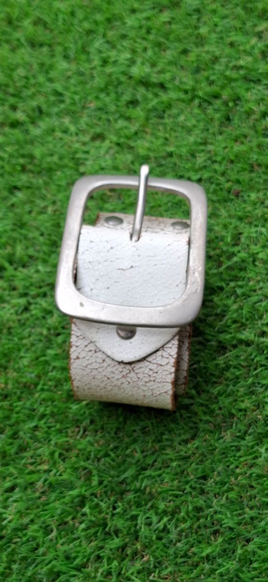 Cinturón blanco con tachuelas