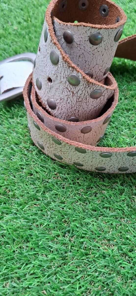 Cinturón blanco con tachuelas