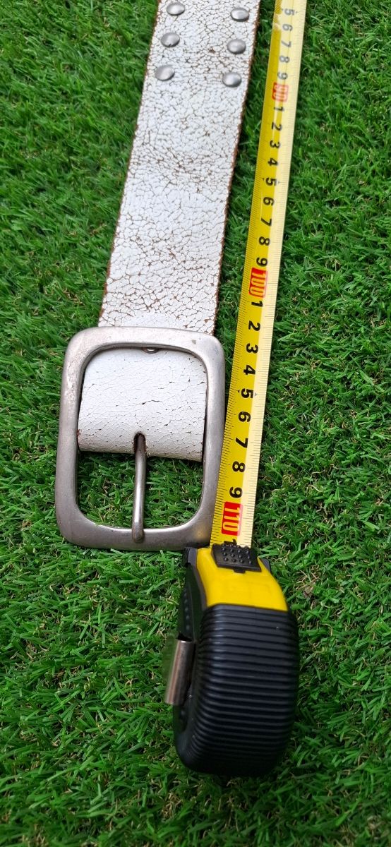 Cinturón blanco con tachuelas