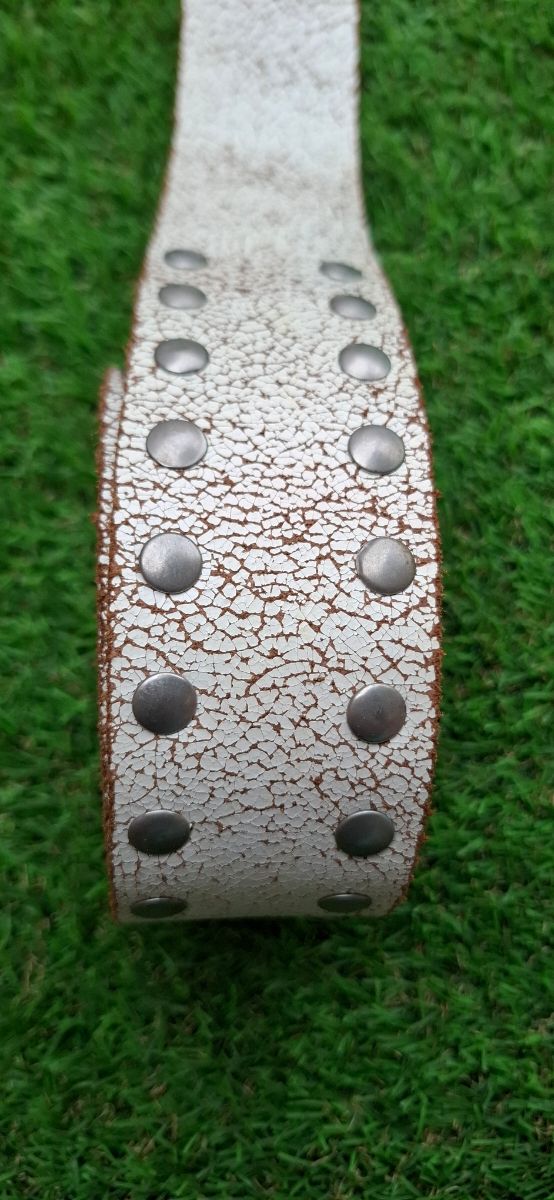 Cinturón blanco con tachuelas