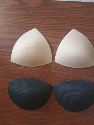 Coppia inbottitura per reggiseni beige e nero.
