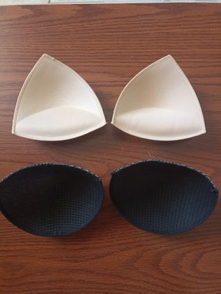 Coppia inbottitura per reggiseni beige e nero.