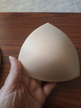 Coppia inbottitura per reggiseni beige e nero.