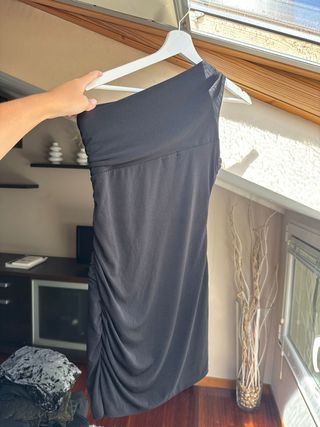 Vestido negro fiesta manga al hombro
