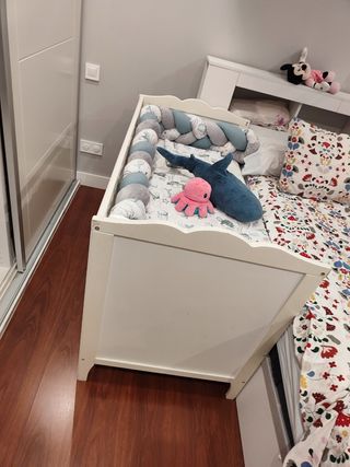 Cuna bebé blanca Ikea, colchón y ropa de cuna.