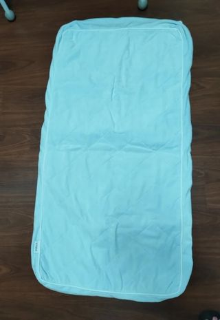 Cuna bebé blanca Ikea, colchón y ropa de cuna.