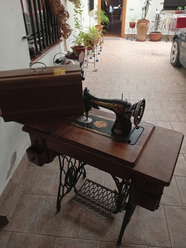 Máquina coser antigua de madera