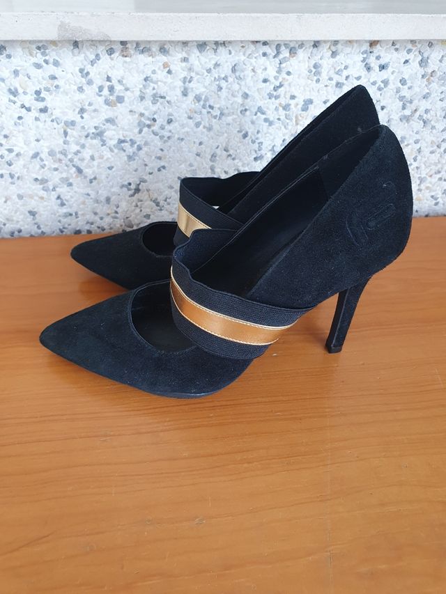 Tacones Fornarina negros y dorados