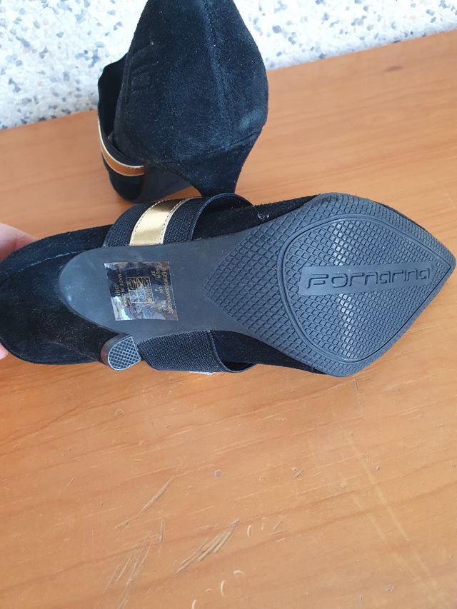 Tacones Fornarina negros y dorados