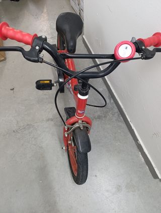 Bicicleta infantil roja Hyper Speed con pedales 