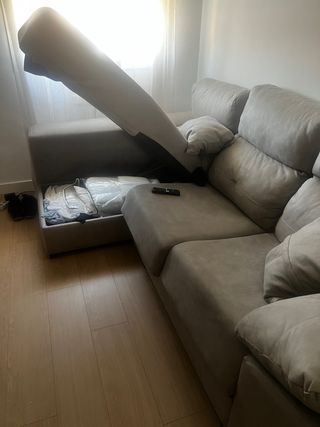 Sofá Chaise Longue gris con dos puff