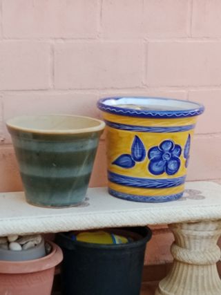 Due vasi da fiori in ceramica blu-gialla
