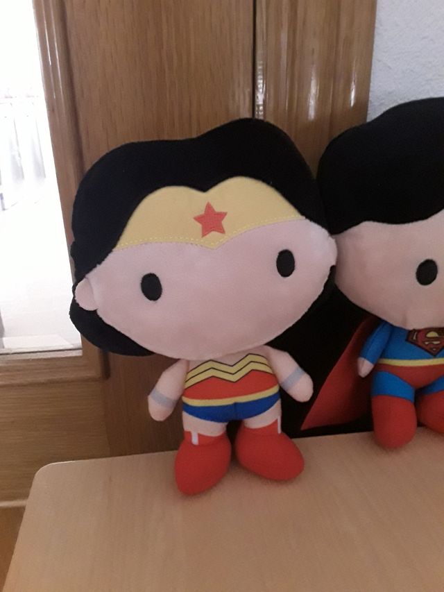 Lote 2 peluches Superman y Wonder Woman DC 