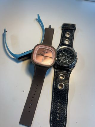 3 relojes: marrón, plata