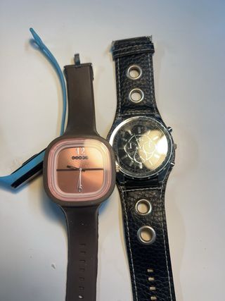 3 relojes: marrón, plata