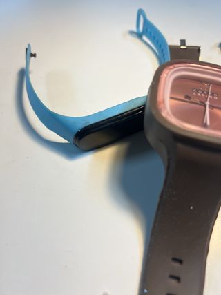 3 relojes: marrón, plata