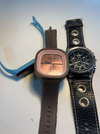 3 relojes: marrón, plata