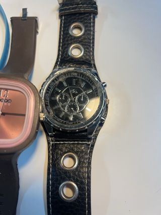 3 relojes: marrón, plata