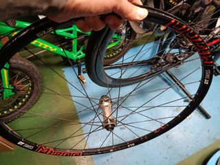 Rueda Delantera 27.5" DT Swiss M1700